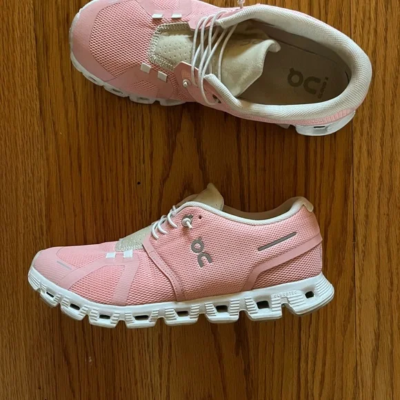 On Running Cloud Women’s Running Shoe Pink and White Size 8 Women’s - Picture 2 of 3